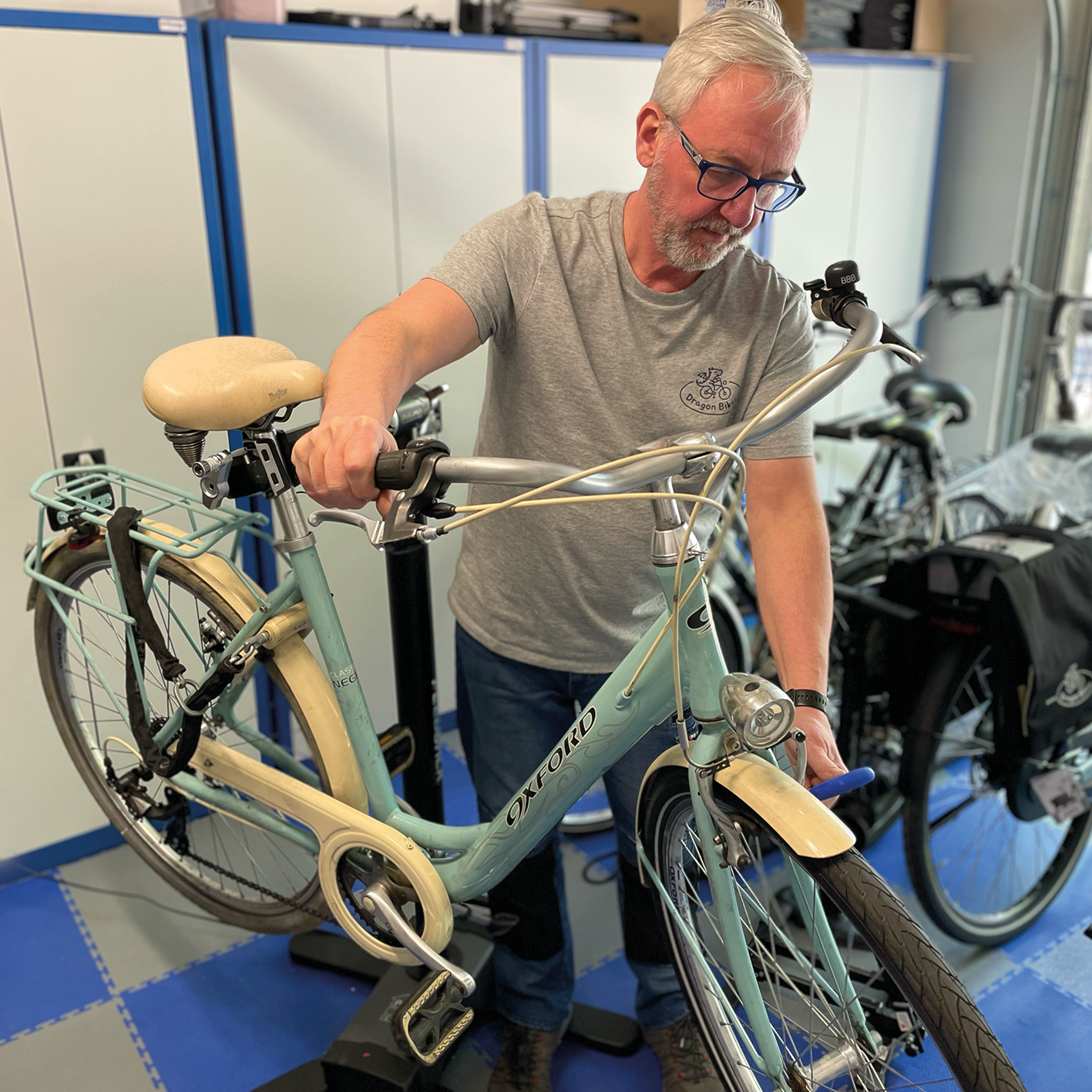 Fietsenmaker aan het werk