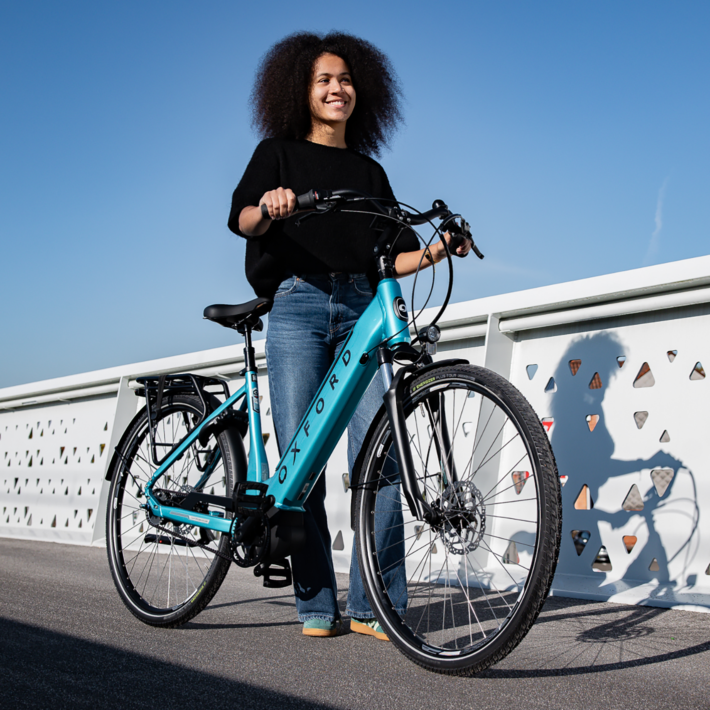 Persoon met elektrische fiets